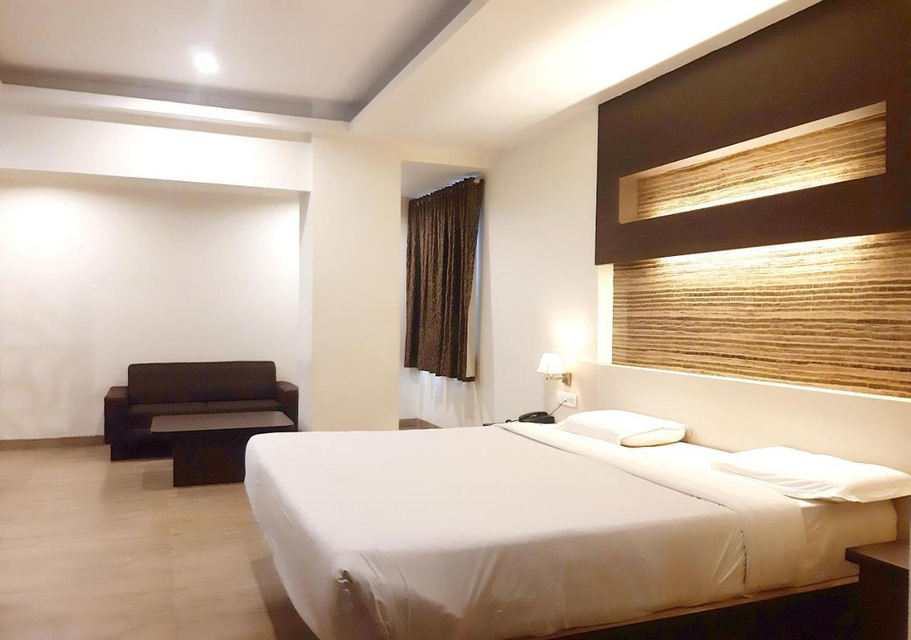 Hotel Adarsha Palace ベルガウム エクステリア 写真